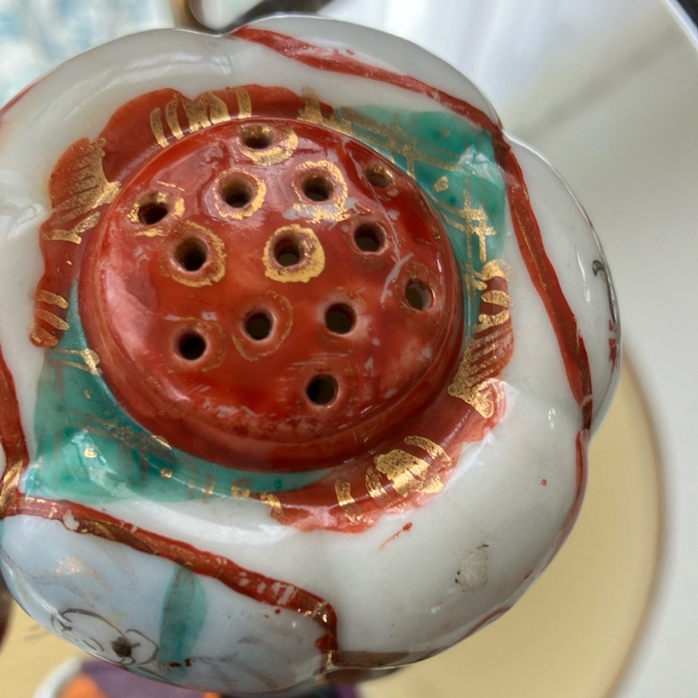 Vintage Geisha’s in Garden Ceramic Salt and Pepper Shakers HAND PAINTED 1930’s - Picture 4 of 16